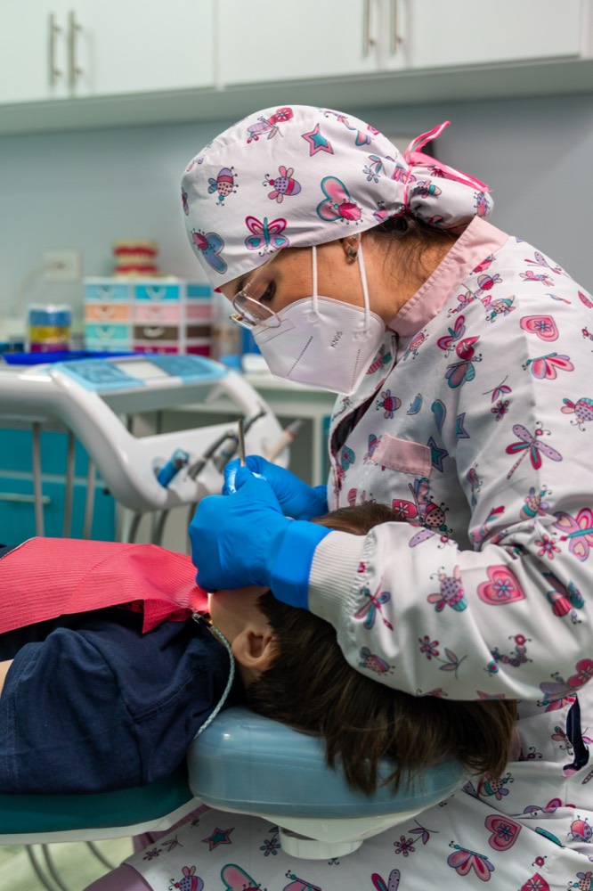 La doctora atendiendo a un niño con cuidado